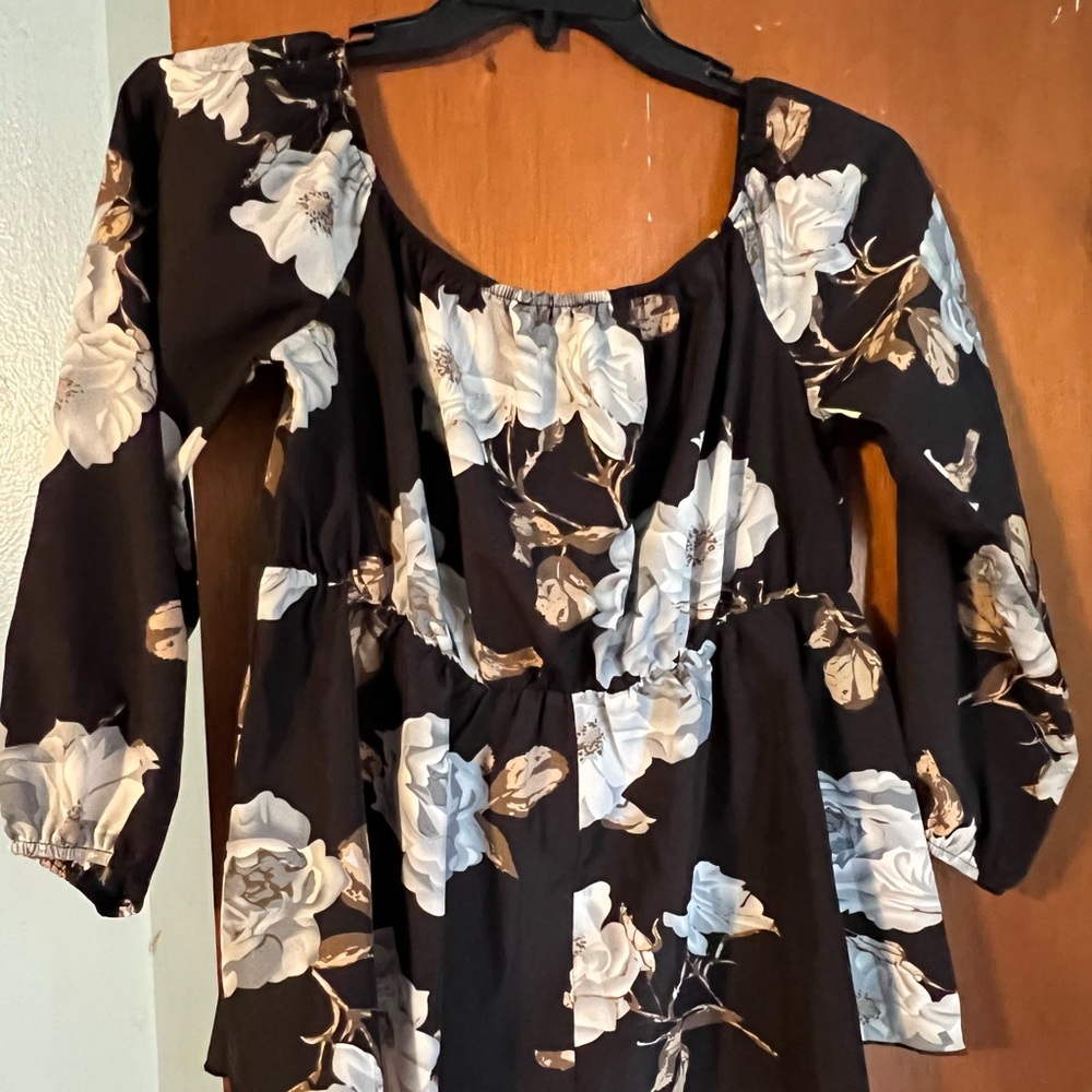 Shein curve blouse. Black,white and gray with flowers designs